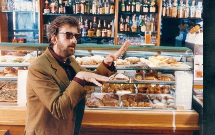 SKY Cinema Italia, il primo canale interamente dedicato al cinema italiano, omaggia il grande cinema dautore, con un intero ciclo dedicato a Nanni Moretti e alle sue pellicole, oggetto di culto per molte generazioni.   Si tratta dellomaggio in tv pi completo dedicato al grande autore, comprende la quasi totalit delle sue opere con 14 film e 6 cortometraggi.   Ad ottobre tutti i luned e marted, e a novembre tutti i marted (per il ciclo Marted da maestro), una o due pellicole del noto produttore, regista e attore animeranno la serata di SKY Cinema Italia.  Il ritratto di una generazione, un carattere autobiografico imperante, lo stesso protagonista, Michele Apicella, un personaggio immaginario creato da Moretti e da lui stesso interpretato (non  mai la stessa persona, in ogni film ha una vita e una professione diversa): queste le caratteristiche dei primi quattro lungometraggi programmati da SKY Cinema Italia.  Lomaggio avr inizio luned 5 ottobre alle 19,20 con la messa in onda di Io sono un autarchico, il suo primo lungometraggio, girato nel 1976 in presa diretta e in 8 mm. A seguire, alle 21,00, Ecce bombo, il secondo lungometraggio, presentato al 31 Festival di Cannes, di cui Moretti   sceneggiatore, oltre che regista e protagonista, una delle prove migliori della sua lunga e prolifica carriera.   Sogni doro  la pellicola in programmazione marted 6 ottobre alle 21,00: racconta la vita privata di un regista, le sue difficolt nel girare un film e la dimensione affettiva accantonata nella quotidianit, ma che esplode violentemente nelle sue fantasie.   Il ciclo proseguir  luned 12 ottobre con Bianca, un altro cult che vede Moretti nella doppia veste  di regista ed interprete in un intreccio di drammi psicologici e sentimentalismi.  Non c nessuna libert nello stare da soli , celebre citazione tratta da La messa  finita, pellicola del 1985  in onda gioved 13 ottobre alle 21.00, che vede protagonista Don Giulio solo perch mi suonava male Don Michele, ma  lo stesso personaggio , ha affermato Moretti. Subito dopo, alle 22,40, andr in onda Domani accadr, firmato Daniele Lucchetti e prodotto da Nanni Moretti.   Nel 1987 Nanni Moretti fonda con Angelo Barbagallo, la Sacher Film, la casa di produzione e distribuzione cinematografica allinterno della quale realizzer le opere successive. 